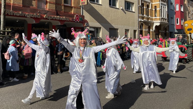 Auch diese Frauen in ihren leuchtend-silbernen Anzügen laufen im Rosenmontagszug 2023 in Koblenz mit.  (Foto: SWR)