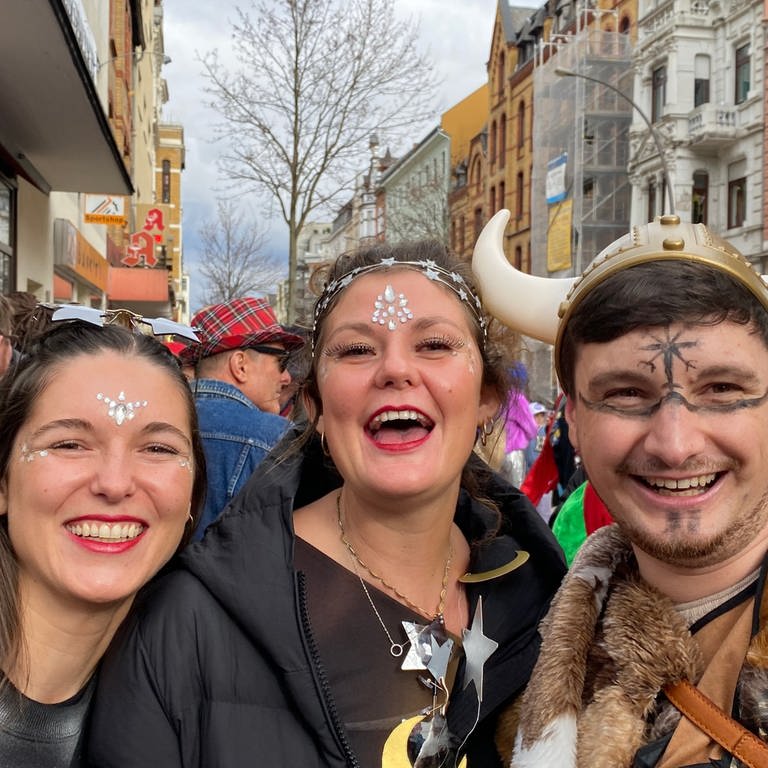 Drei fröhliche Karnevalisten beim Rosenmontagsumzug 2024 in Koblenz (Foto: SWR)