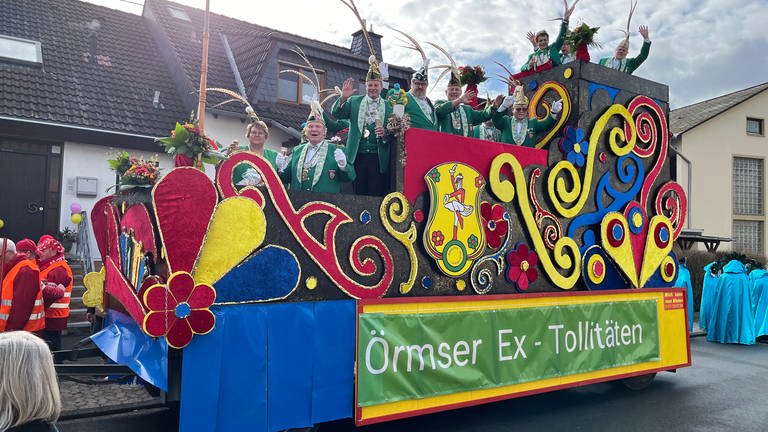 Auch die Örmser Ex-Tollitäten haben ihren Spaß beim Rosenmontagszug 2024 in Urmitz am Rhein. (Foto: SWR)