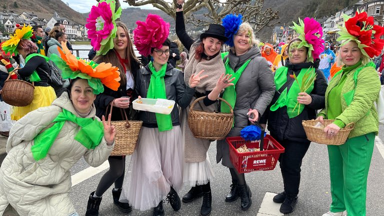 Frauen mit großen Blüten-Hüten beim Rosenmontagsumzug 2024 in Cochem. (Foto: SWR)