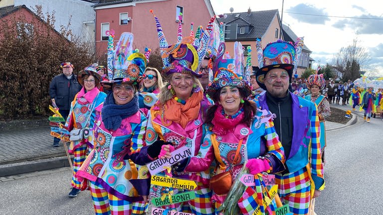 Diese Clowns machen beim Veilchendienstagsumzug 2024 im Neuwieder Stadtteil Heimbach-Weis mit.  (Foto: SWR)
