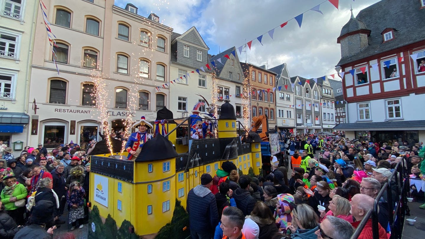 Wagen des Teenie-Prinzen Tino beim Karnevalsumzug in Montabaur am Veilchendienstag 2024 (Foto: SWR)