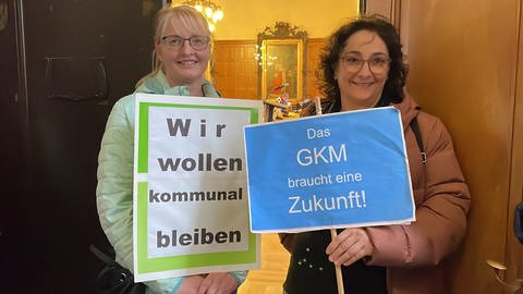 Etwa 200 Beschäftigte aus allen Bereichen der Standorte der GKM-Häuser waren gekommen, um vor der Sondersitzung im Koblenzer Rathaus eine Mahnwache abzuhalten (Foto: SWR)