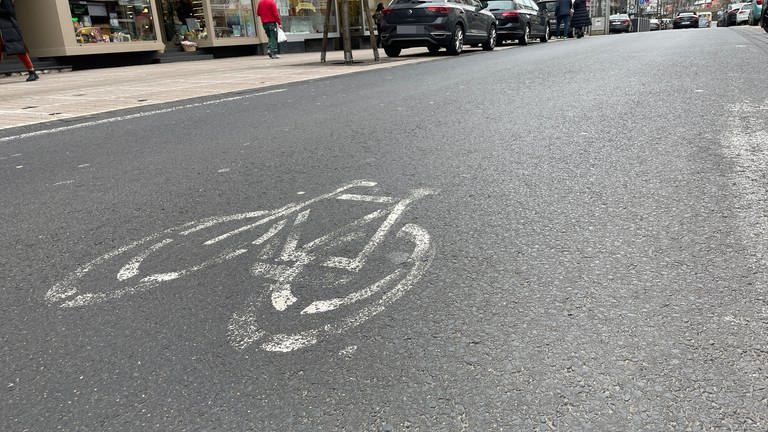 Ein Fahrrad Piktogramm ist auf einer Straße in Koblenz zu sehen