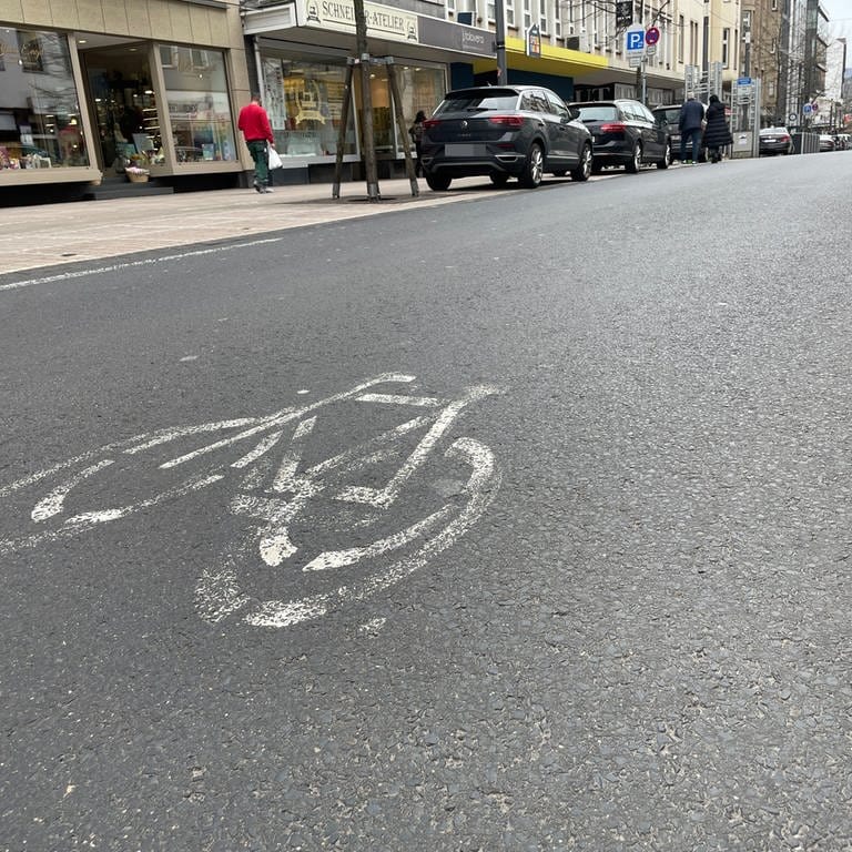 Ein Fahrrad Piktogramm ist auf einer Straße in Koblenz zu sehen