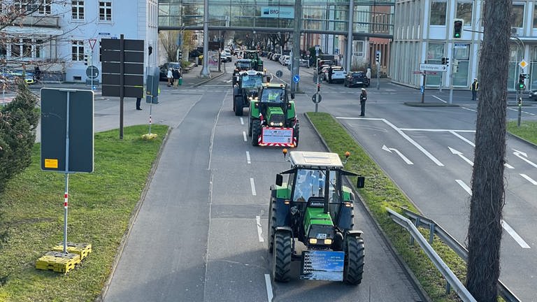 Bild zeigt Traktoren, die durch Koblenz fahren