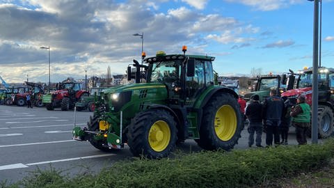 Bild zeigt Traktoren am Peter-Altmeier-Ufer in Koblenz