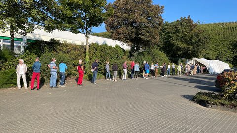 Wähler stehen vor einem Wahlzelt in Bad Neuenahr-Ahrweiler