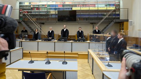 Angeklagter im Gerichtssaal des Oberlandesgerichts Koblenz - er soll einen tödlichen Brandanschlag auf ein Asylbewerberheim in Saarlouis verübt haben.