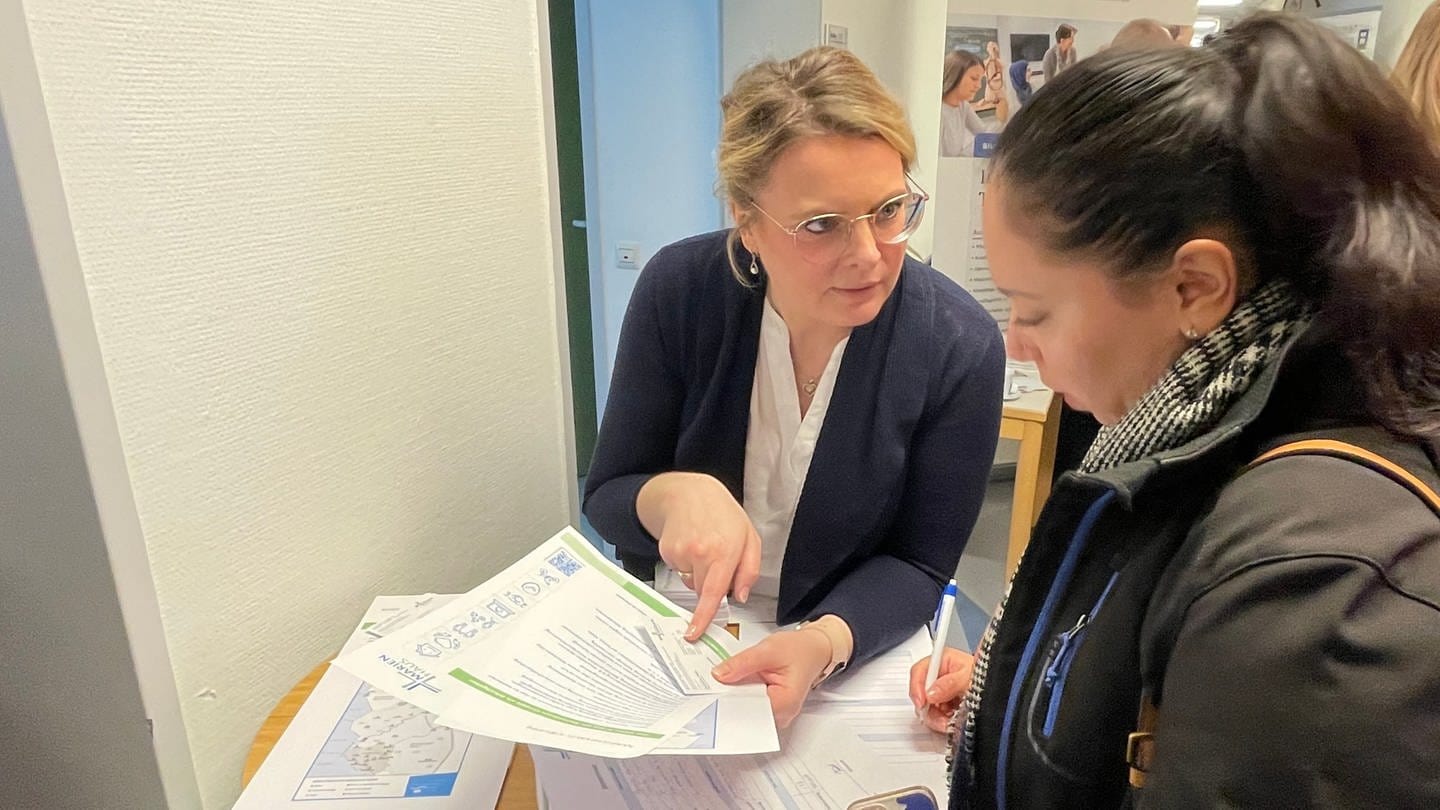 Im St. Elisabeth Krankenhaus Lahnstein informierten etwa 30 Firmen und Einrichtungen über Beschäftigungsmöglichkeiten für die entlassenen Mitarbeitenden des Krankenhauses. (Foto: SWR)