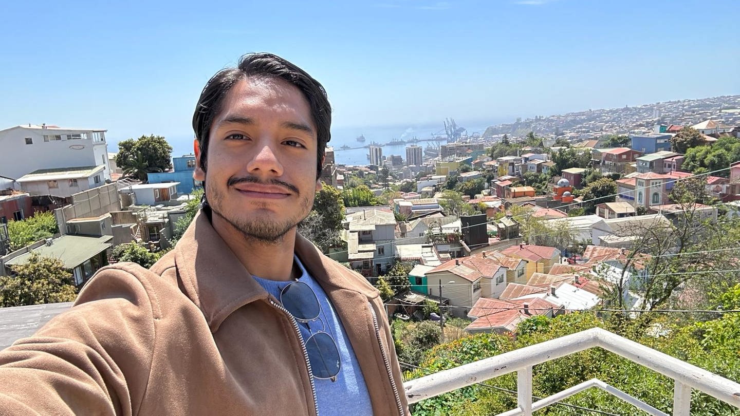 Solon Castillo macht ein Selfie vor seiner Heimatstadt in Ecuador. Der Mediziner will als Urologe in Koblenz arbeiten. (Foto: SWR)
