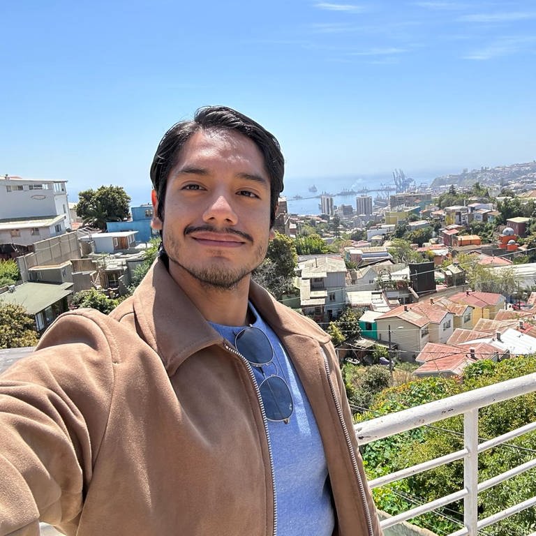 Solon Castillo macht ein Selfie vor seiner Heimatstadt in Ecuador. Der Mediziner will als Urologe in Koblenz arbeiten.  (Foto: SWR)