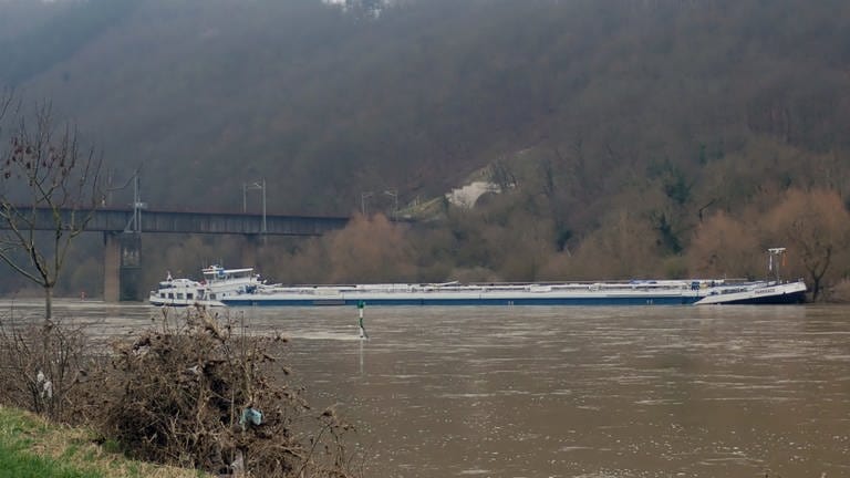 Ein Schiff mit Flüssigdünger (Harnsäure) liegt vor der Eisenbahnbrücke bei Ediger-Eller auf Grund. (Foto: Wasserstraßen- und Schiffahrtsamt Mosel-Saar-Lahn)