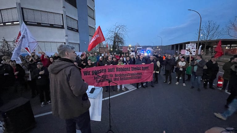 Demonstration vor dem AfD-Veranstaltungsraum im Koblenzer Industriegebiet. (Foto: SWR)