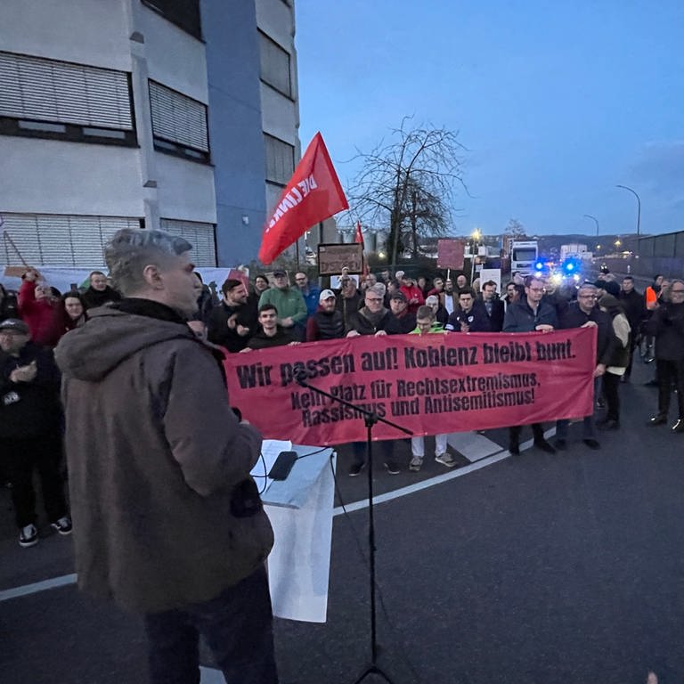 Demonstration vor dem AfD-Veranstaltungsraum im Koblenzer Industriegebiet. (Foto: SWR)