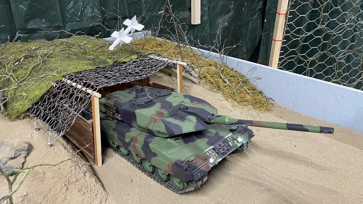 Ein Modell, dass zeigt, wie die Netze künftig Panzer schützen könnten. (Foto: SWR)