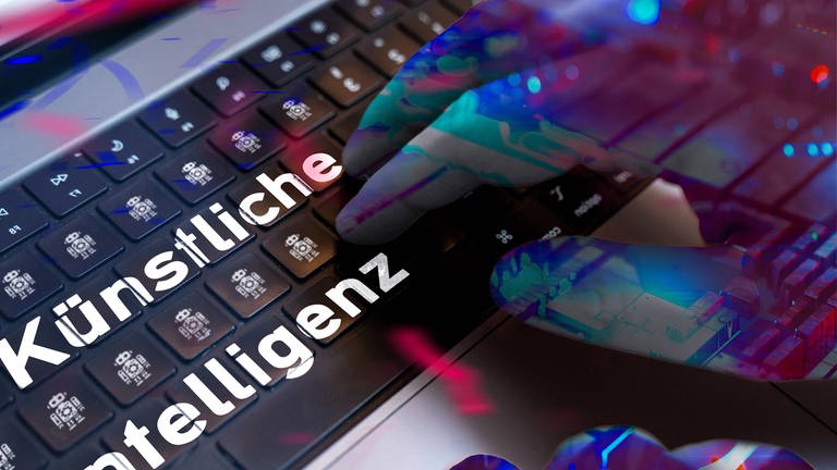 Die Hand eines Roboters liegt auf einer Computer-Tastatur, darauf stehen die Worte "Künstliche Intelligenz": Die Uni Koblenz hat in einer Studie herausgefunden, wie man KI in Zukunft bei Pandemien nutzen kann (Foto: IMAGO, IMAGO / Bihlmayerfotografie)