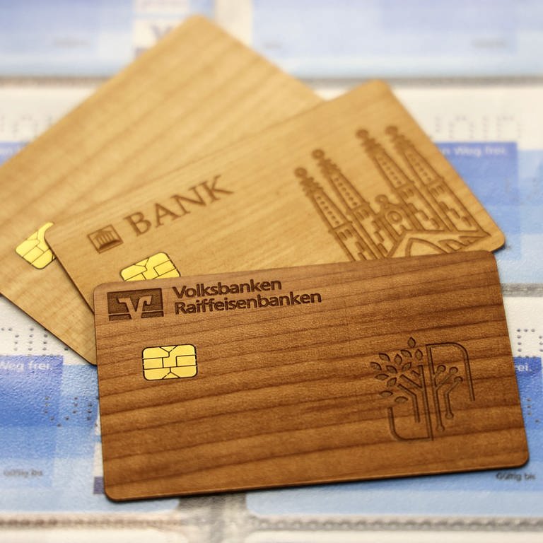 Die Raiffeisendruckerei stellt für verschiedene Banken Bezahlkarten aus Holz her (Foto: Raiffeisendruckerei Neuwied)