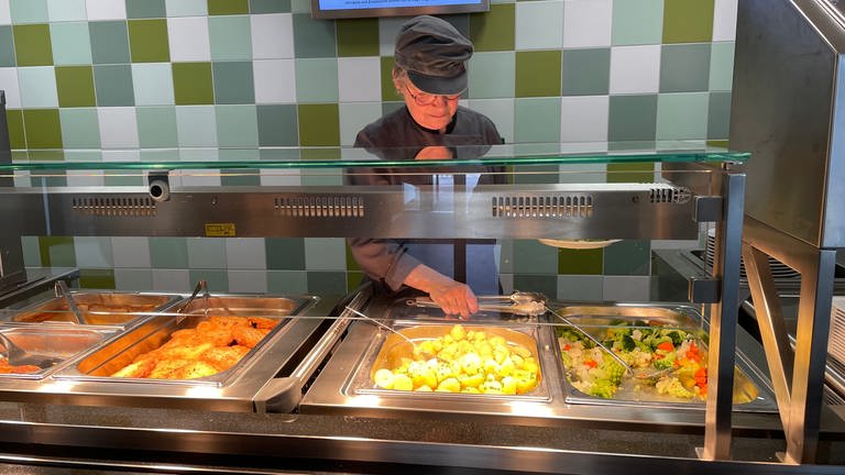 Neues Angebot der Handwerkskammer vor allem für Azubis: Gesundes Mittagessen ist kostenlos, Fettiges und Salziges wie Currywurst und Pommes kostet etwas (Foto: SWR)