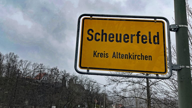 Das Ortseingangsschild von Scheuerfeld im Kreis Altenkirchen.  (Foto: SWR)