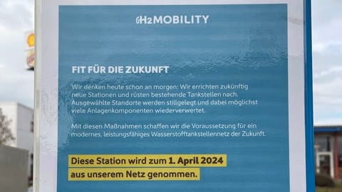 Dieses Schild mit dem Satz "diese Station wird zum 1. April 2024 aus unserem Netz genommen" hängt an der einzigen öffentlichen Wasserstofftankstelle für Pkw am Autohof an der A61 in Koblenz.  (Foto: Freie Wähler Koblenz)