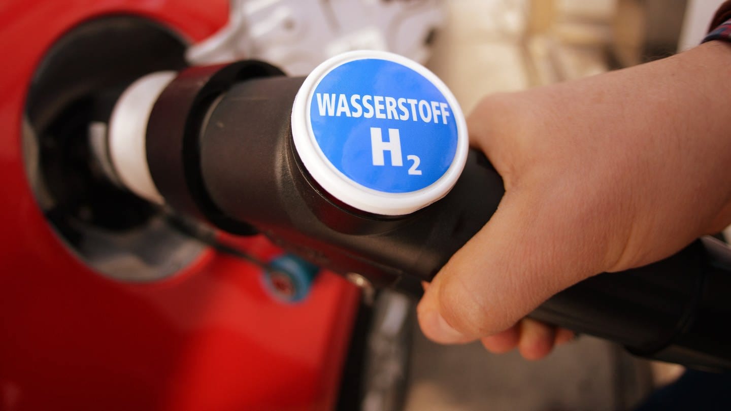 Ein Schild mit einem blauen Tankstellenzeichen, darunter die Worte Wasserstoff H2: Die einzige öffentliche Wasserstofftankstelle in RLP in Koblenz macht dicht. (Foto: picture-alliance / Reportdienste, Picture Alliance)