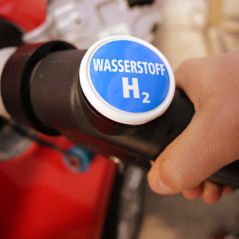 Ein Schild mit einem blauen Tankstellenzeichen, darunter die Worte Wasserstoff H2: Die einzige öffentliche Wasserstofftankstelle in RLP in Koblenz macht dicht.  (Foto: picture-alliance / Reportdienste, Picture Alliance)