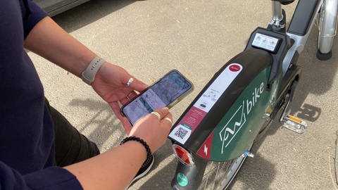 Mit dem Smartphone wird der QR-Code des Fahrrads einfach gescannt. Dann kann die Fahrradtour losgehen. 