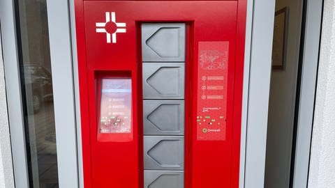 Im nördlichen Rheinland-Pfalz gibt es bereits Automaten für Lebensmittel oder auch sogenannte Amt-O-Maten für Bürgerangelegenheiten. Eine ganz neue Variante steht jetzt vor einer Apotheke in Cochem: Ein Arzneimittel-Abholautomat. (Foto: SWR)