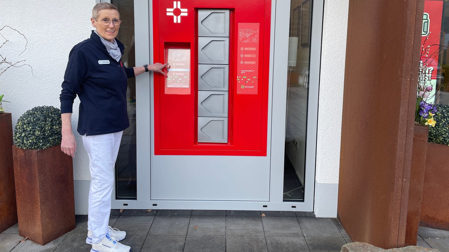 Im nördlichen Rheinland-Pfalz gibt es bereits Automaten für Lebensmittel oder auch sogenannte Amt-O-Maten für Bürgerangelegenheiten. Eine ganz neue Variante steht jetzt vor einer Apotheke in Cochem: Ein Arzneimittel-Abholautomat. (Foto: SWR)