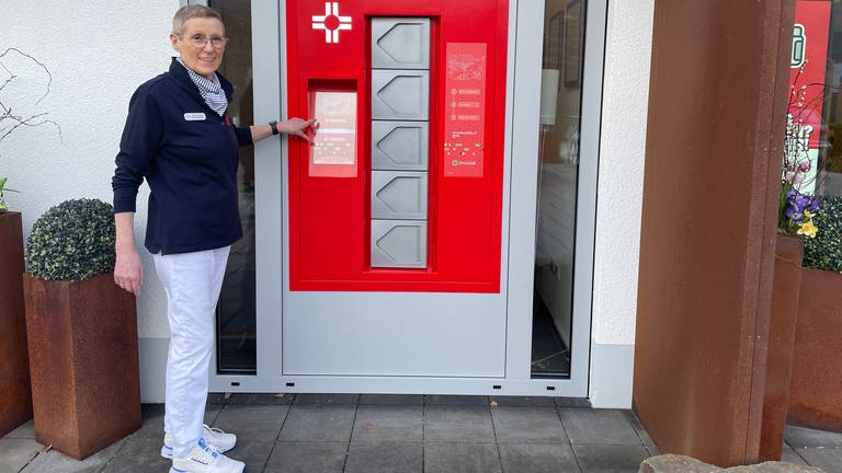 Im nördlichen Rheinland-Pfalz gibt es bereits Automaten für Lebensmittel oder auch sogenannte Amt-O-Maten für Bürgerangelegenheiten. Eine ganz neue Variante steht jetzt vor einer Apotheke in Cochem: Ein Arzneimittel-Abholautomat. 