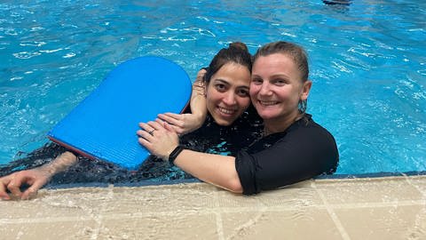 Trainerin Hannah Dröge de Carrizo und Asiyeh Hosseini, ehemalige Teilnehmerin und inzwischen Assisentin beim Frauen-Schwimmkurs auf dem Asterstein.