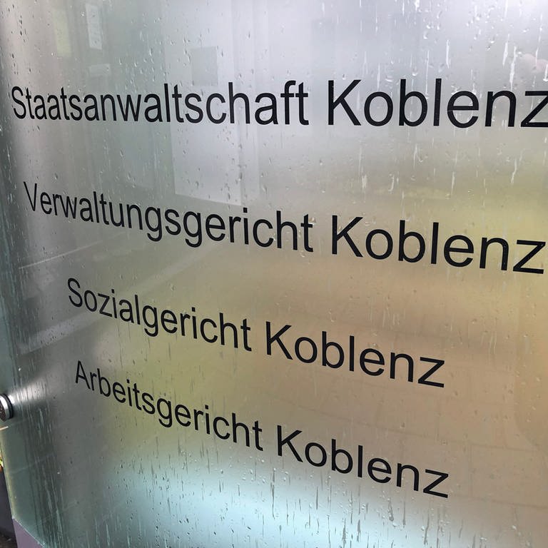 Schild Justizzentrum Koblenz. Staatsanwaltschaft erhebt Anklage im Prostituiertenmord Koblenz. 