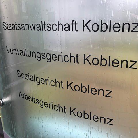 Schild Justizzentrum Koblenz. Staatsanwaltschaft erhebt Anklage im Prostituiertenmord Koblenz.  (Foto: SWR)