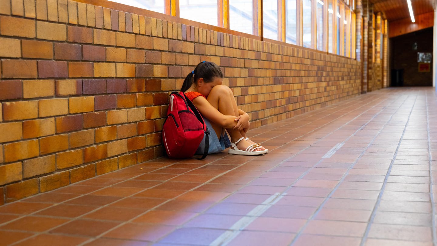 Viele Kinder leiden unter psychischen Problemen - Programme in Schulen sollen ihnen helfen (Foto: picture-alliance / Reportdienste, picture alliance / Zoonar | Channel Partners)
