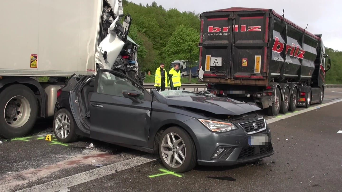 Bei einem Unfall auf der A61 bei Sinzig mit zwei Lkw und einem Auto wurde eine 24-jährige Frau schwer verletzt (Foto: Winkler TV)