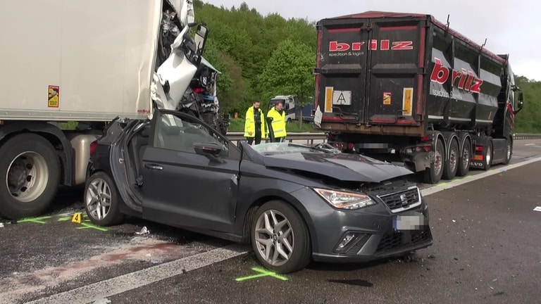 Bei einem Unfall auf der A61 bei Sinzig mit zwei Lkw und einem Auto wurde eine 24-jährige Frau schwer verletzt