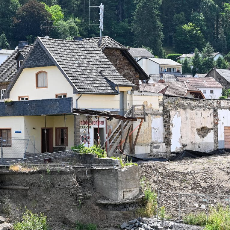 Zerstoertes Haus und zerstoerte Uferboeschung in Resch. Das Ahrtal im Sommer 2023, 2 Jahre nach der Flutkatastrophe.