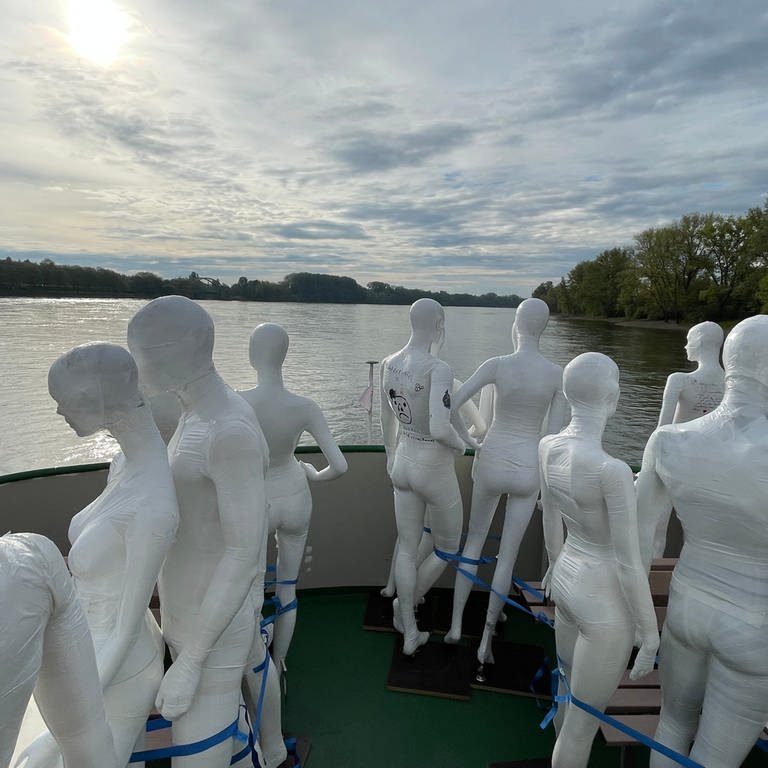 Angehörige von Opfern der Ahrflut protestieren per Schiff (Foto: SWR)