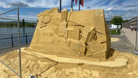 Eine der fünf Skulpturen aus Sand an der Deichpromenade in Neuwied