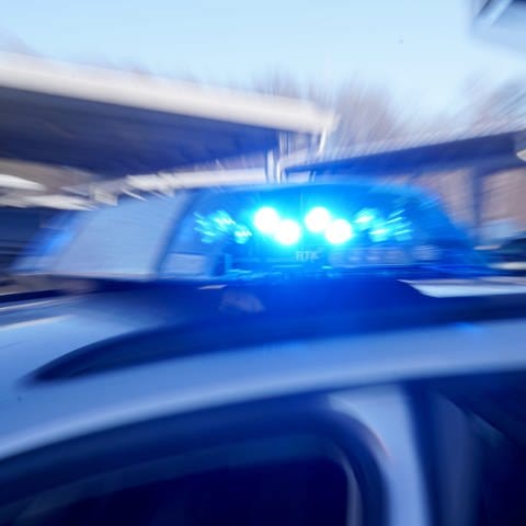 Ein Polizeifahrzeug hat das Blaulicht angestellt