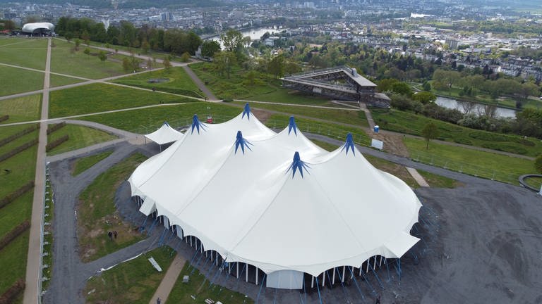 Blick auf das große Zelt, dass während der Sanierung des Theaters Koblenz als Ausweichspielstätte genutzt wird.