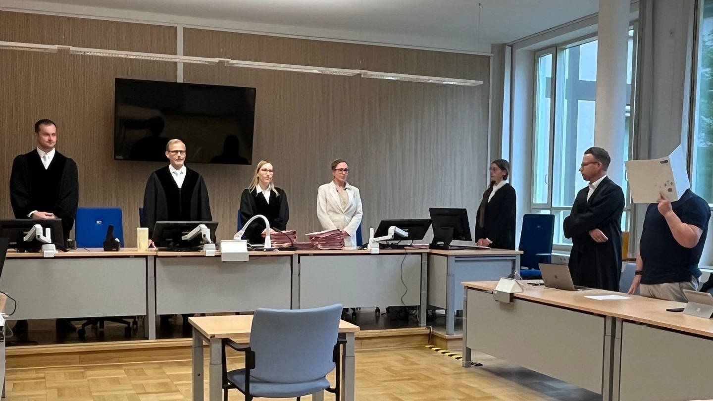 Gerichtssaal mit Richter, Staatsanwältin, Anwälten und Angeklagtem Ex-Geschäftsführer Lebenshilfe Rhein-Lahn-Kreis (Foto: SWR)