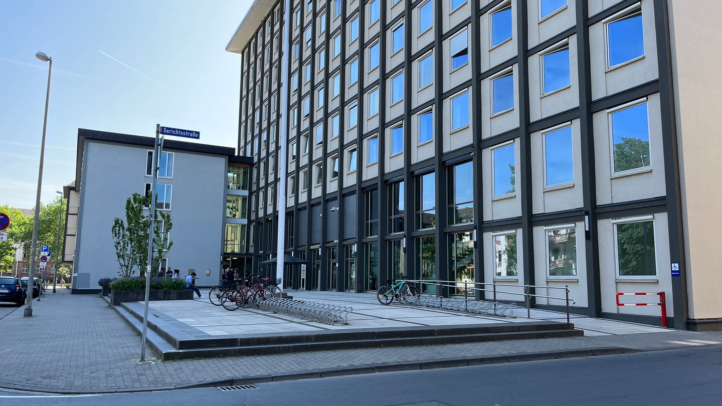 Das Landgericht und Amtsgericht in Koblenz steht ganz in der Nähe der anderen Gerichte am Rhein (Foto: SWR)
