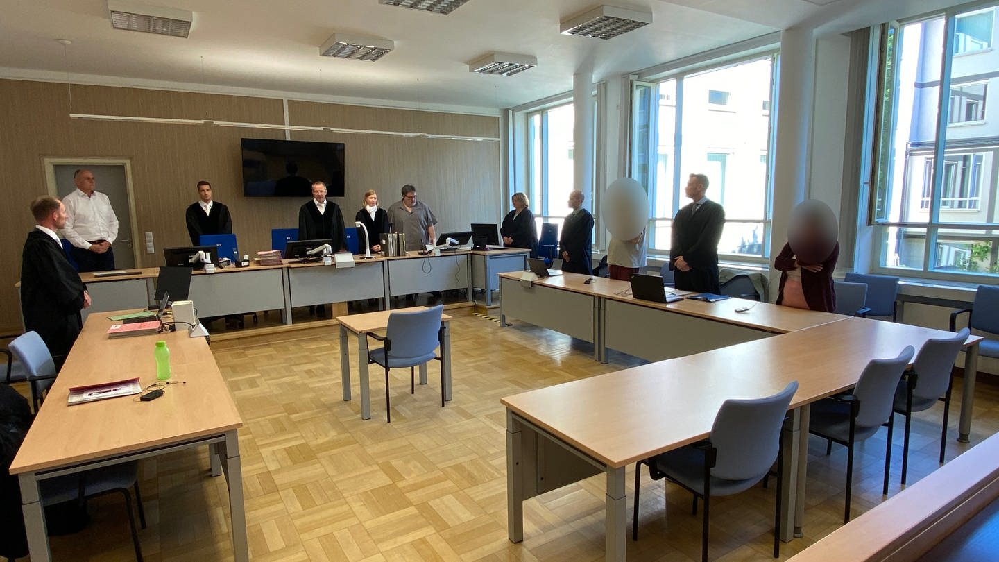 Landgericht Koblenz mit Richter, Anwälten und Angeklagten beim Prostituiertenmordprozess (Foto: SWR)