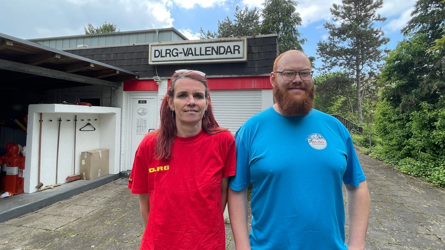 DLRG-Vallendar-Vorsitzende Andrea Bomm und Schwimmkursorganisator Marius Wetzel vor ihrem geschlossenen Vereinsheim. (Foto: SWR)