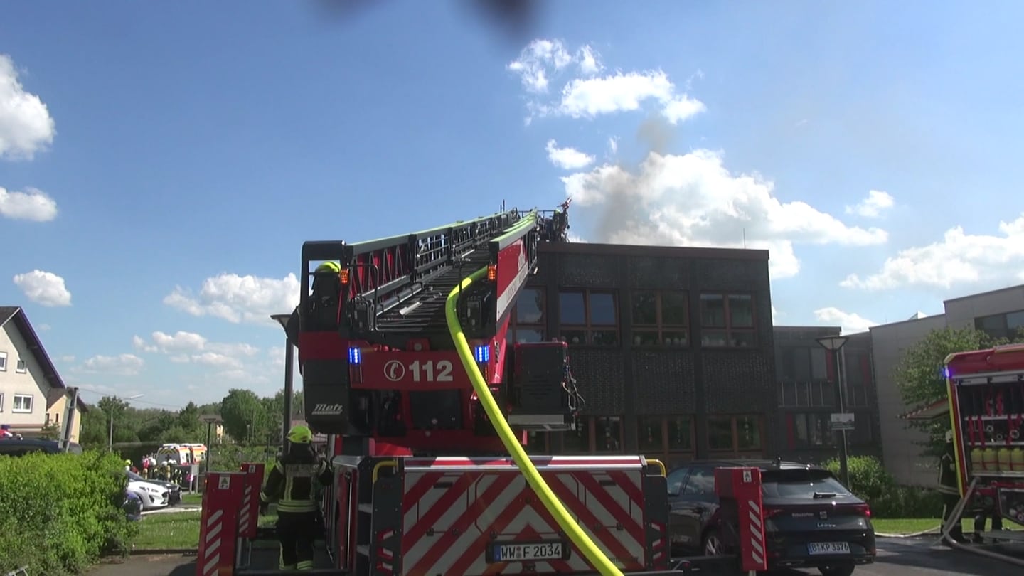 In einer Förderschule in Westerburg hat es am Dienstag gebrannt. Die Feuerwehr war stundenlang im Einsatz. (Foto: SWR)
