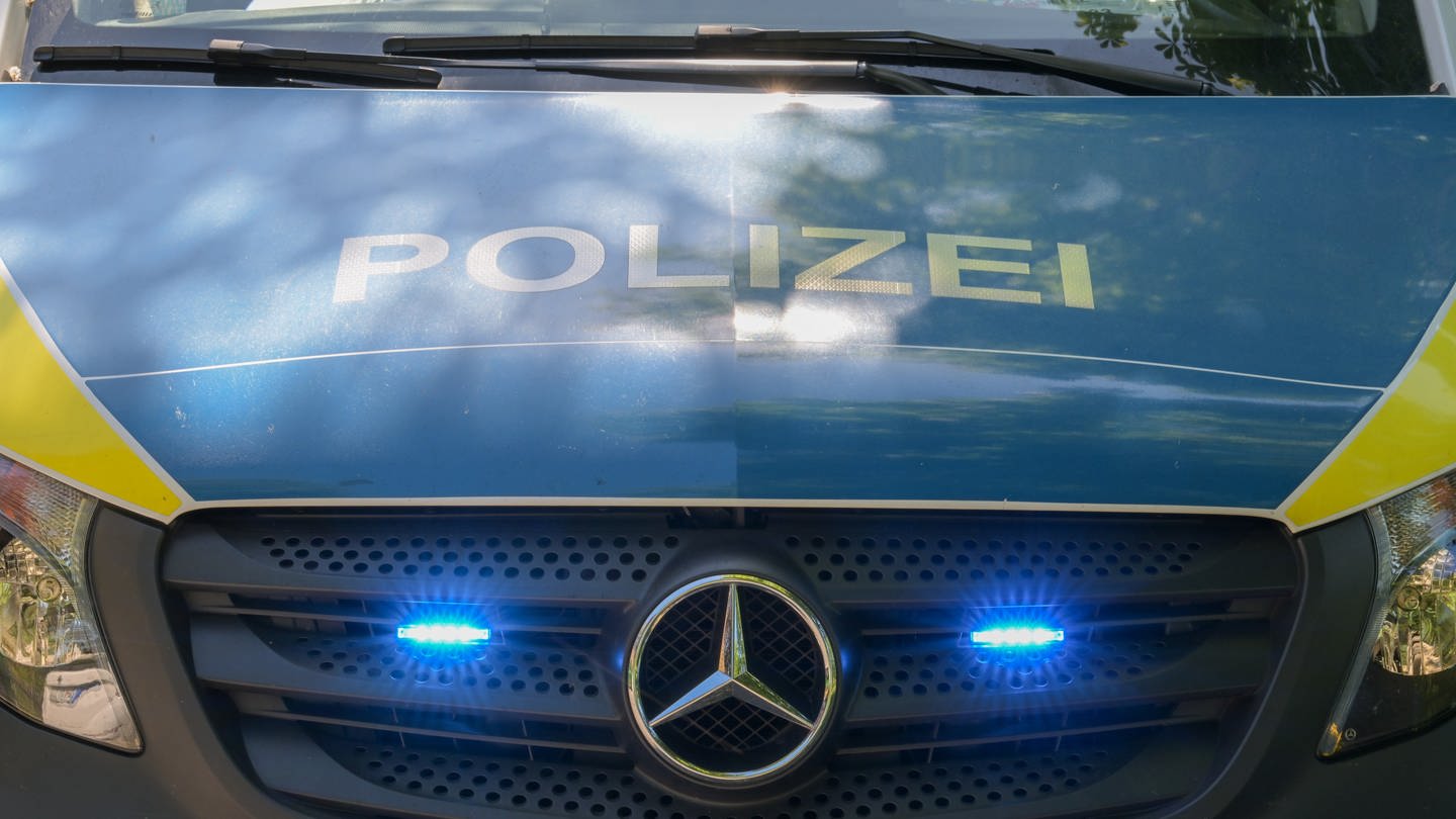 Polizeiauto mit Aufschrift Polizei, Vermisstensuche (Foto: picture-alliance / Reportdienste, picture alliance / Fotostand | Fotostand / Reuhl)