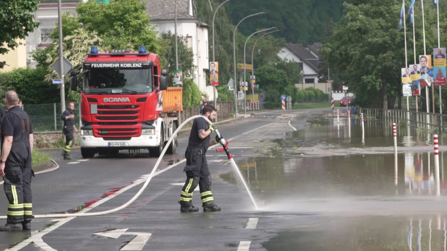 Die Aufräumungsarbeiten nach dem Moselhochwasser in Koblenz-Güls laufen. (Foto: Thomas Frey)