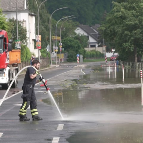 Die Aufräumungsarbeiten nach dem Moselhochwasser in Koblenz-Güls laufen.
